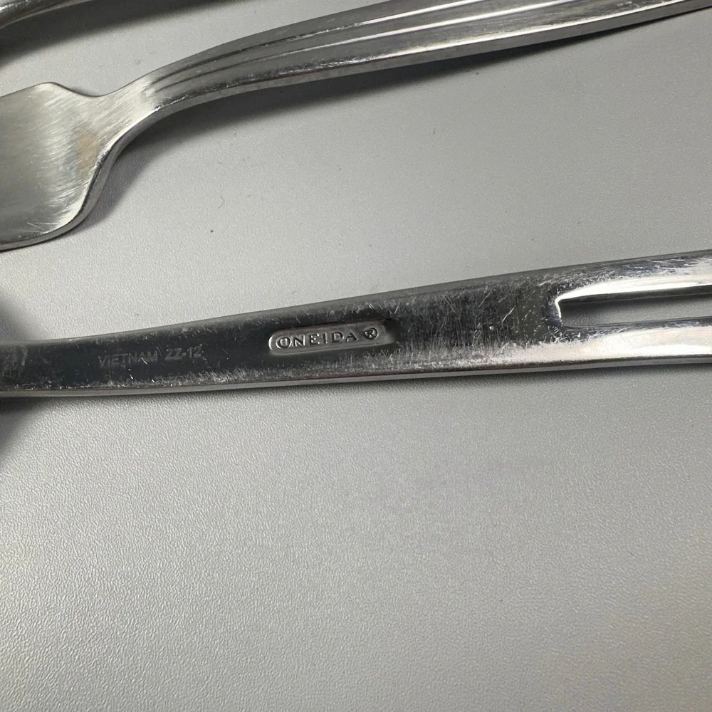 Oneida LIFT Stainless Flatware Slot Handle Modernist 7-Pc Set Knives Forks Spoon